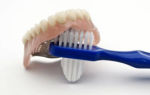 Как ухаживать за съемными зубными протезами: целесообразность выбора