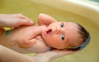 Как купать новорожденного в череде — выбор растения и правила купания младенца