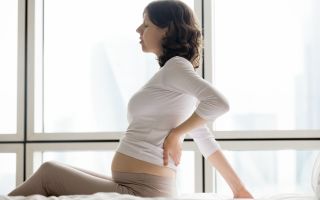 Почему болит поясница на ранних сроках беременности женщин
