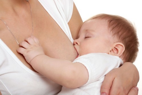 Что делать, если у грудного ребенка запор - причины нарушения, признаки, правила оказания помощи