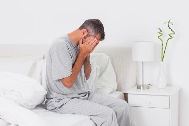 При вставании с кровати кружится голова – почему возникает, как с этим бороться, меры профилактики