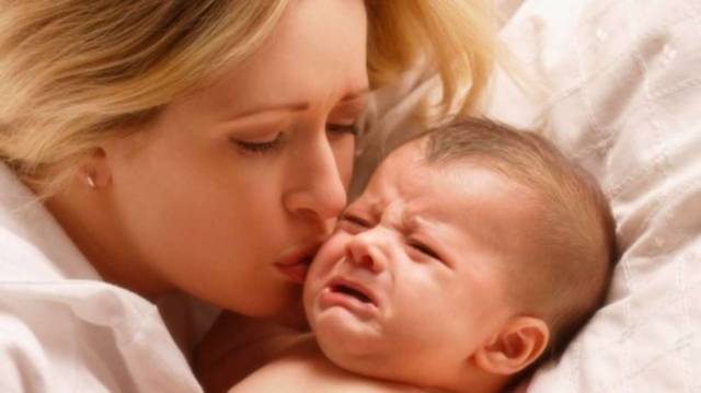 Когда начинаются колики у новорожденных: симптомы проблемы, меры предосторожности и лечение
