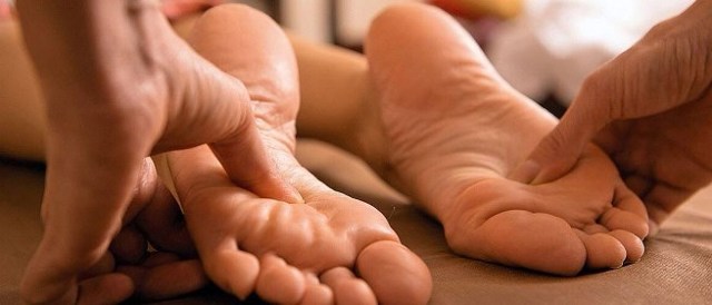 Мерзнет левая нога: симптоматика, основные причины, лечение