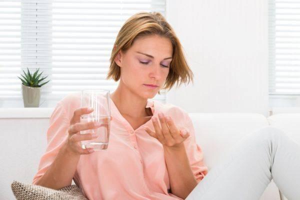 Почему болит голова при месячных: причины менструальной мигрени, признаки, способы лечения