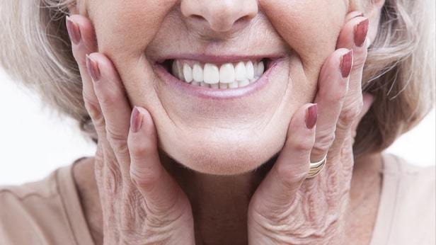 Привыкание к съемным зубным протезам: длительность процесса, упражнения, устранение неприятных симптомов