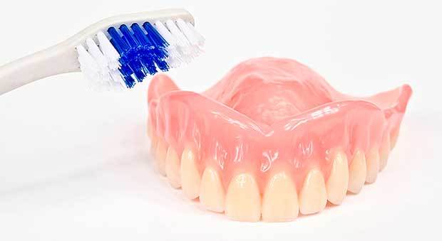 Как чистить зубные протезы в домашних условиях: рекомендации
