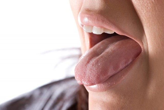 Налет на губах по утрам: почему появляется, с какими болезнями может быть связано такое явление, способы устранения
