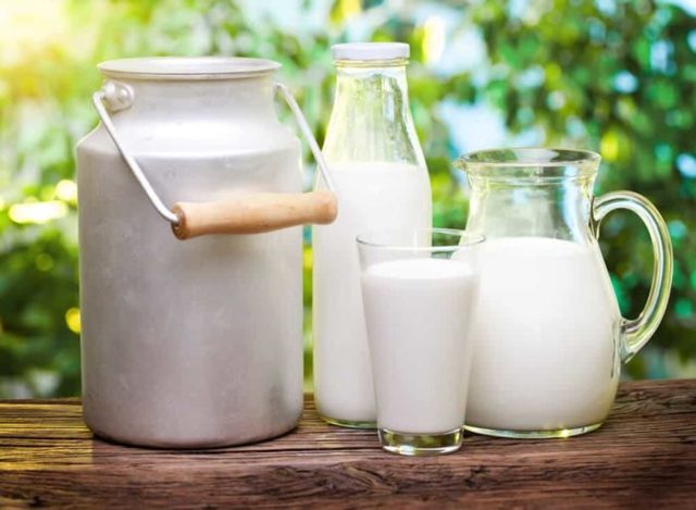 Можно ли пить молоко кормящей маме, чем можно заменить при непереносимости коровьего белка