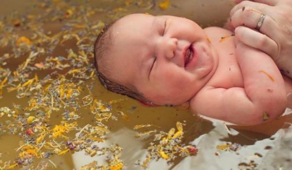 Как первый раз купать младенца: алгоритм действий, закалка