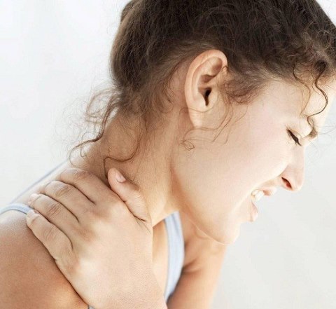 От чего возникает боль в шее справа у взрослых и детей: общая симптоматика, первая помощь, лечение