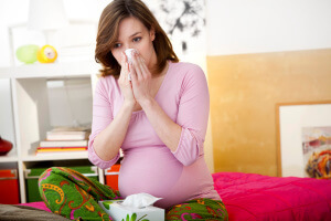 Как лечить больное горло при беременности: медикаментозная и народная терапия, меры профилактики