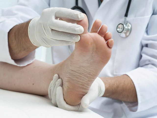 Как лечить дерматит на ногах: терапия медикаментами и рецептами альтернативной медицины