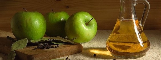 Как правильно ополаскивать волосы яблочным уксусом: способы применения и лучшие рецепты
