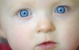 У грудничка синяки под глазами: основные причины, принцип лечения, профилактика и правила питания