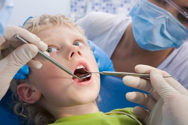 Почему у ребенка черный налет на зубах: причины и лечение