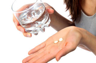 Антибиотики при сухом кашле у взрослых - специфика применения, популярные лекарства, противопоказания