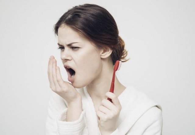 Чем перебить запах лука изо рта: как добиться свежести