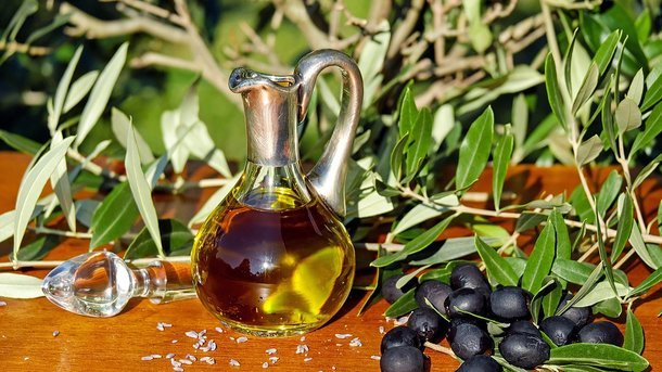 Как помогает оливковое масло для лица от прыщей: состав продукта, рецепты, показания к применению