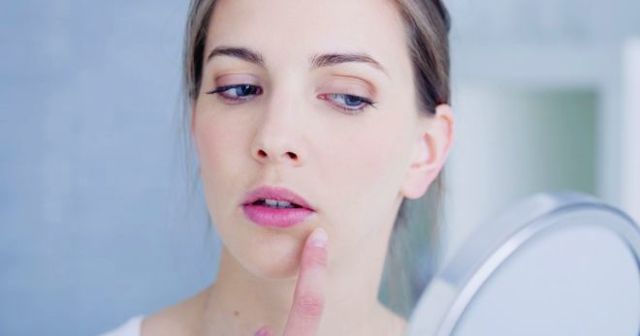 Герпес на лице: как лечить возможными способами