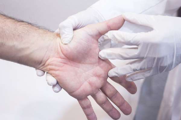 Как лечить ушиб пальца на руке – нетрадиционные методы лечения, осложнения