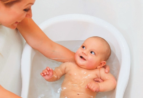 Как первый раз купать младенца: алгоритм действий, закалка