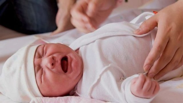 Когда начинаются колики у новорожденных: симптомы проблемы, меры предосторожности и лечение