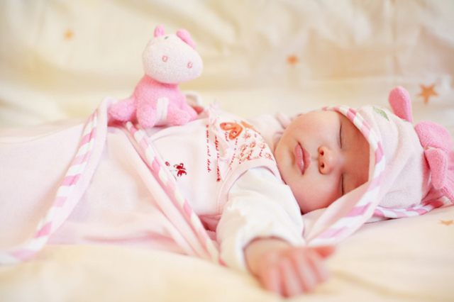 Новорожденный плохо спит днем - причины нарушения сна и способы нормализации режима дня