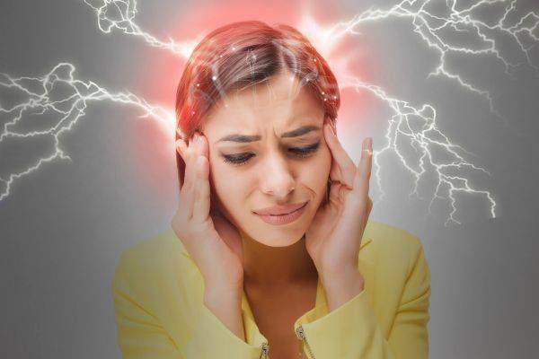 Почему болит голова при месячных: причины менструальной мигрени, признаки, способы лечения