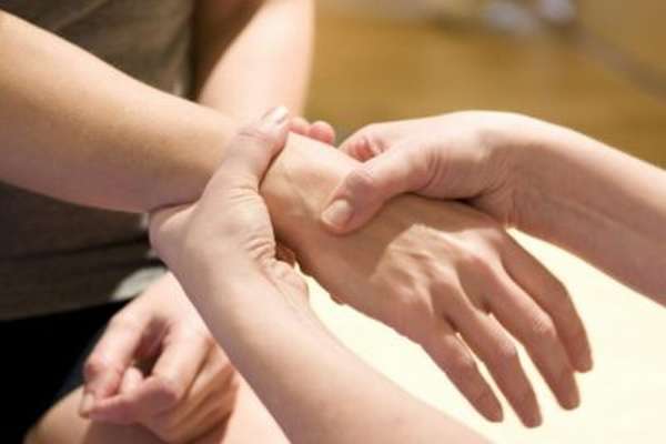 Первая помощь при ушибе руки: симптомы, народная и медикаментозная терапия, пошаговая инструкция