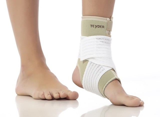 Как лечить вывих ноги в домашних условиях: диагностика, первая помощь, эффективные средства