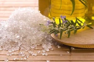 Ванна с морской солью: польза, вред, правила приготовления, профилактические процедуры, противопоказания