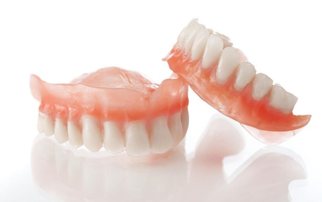 Как чистить зубные протезы в домашних условиях: рекомендации