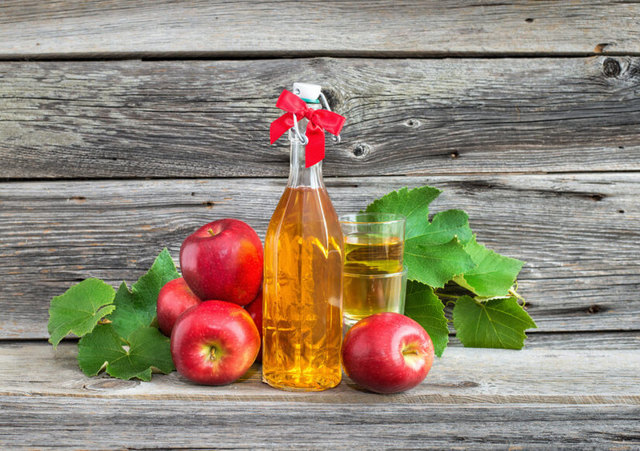 Как правильно ополаскивать волосы яблочным уксусом: способы применения и лучшие рецепты