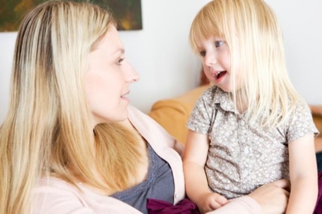 Когда ребенок начинает говорить слово мама: какие факторы влияют на задержку речи