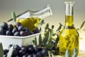 Как помогает оливковое масло для лица от прыщей: состав продукта, рецепты, показания к применению