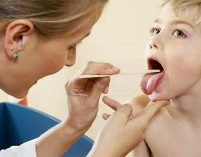 Как осуществляется детское и взрослое лечение тонзиллита антибиотиками и народными средствами