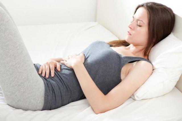 Почему болит поясница на ранних сроках беременности женщин